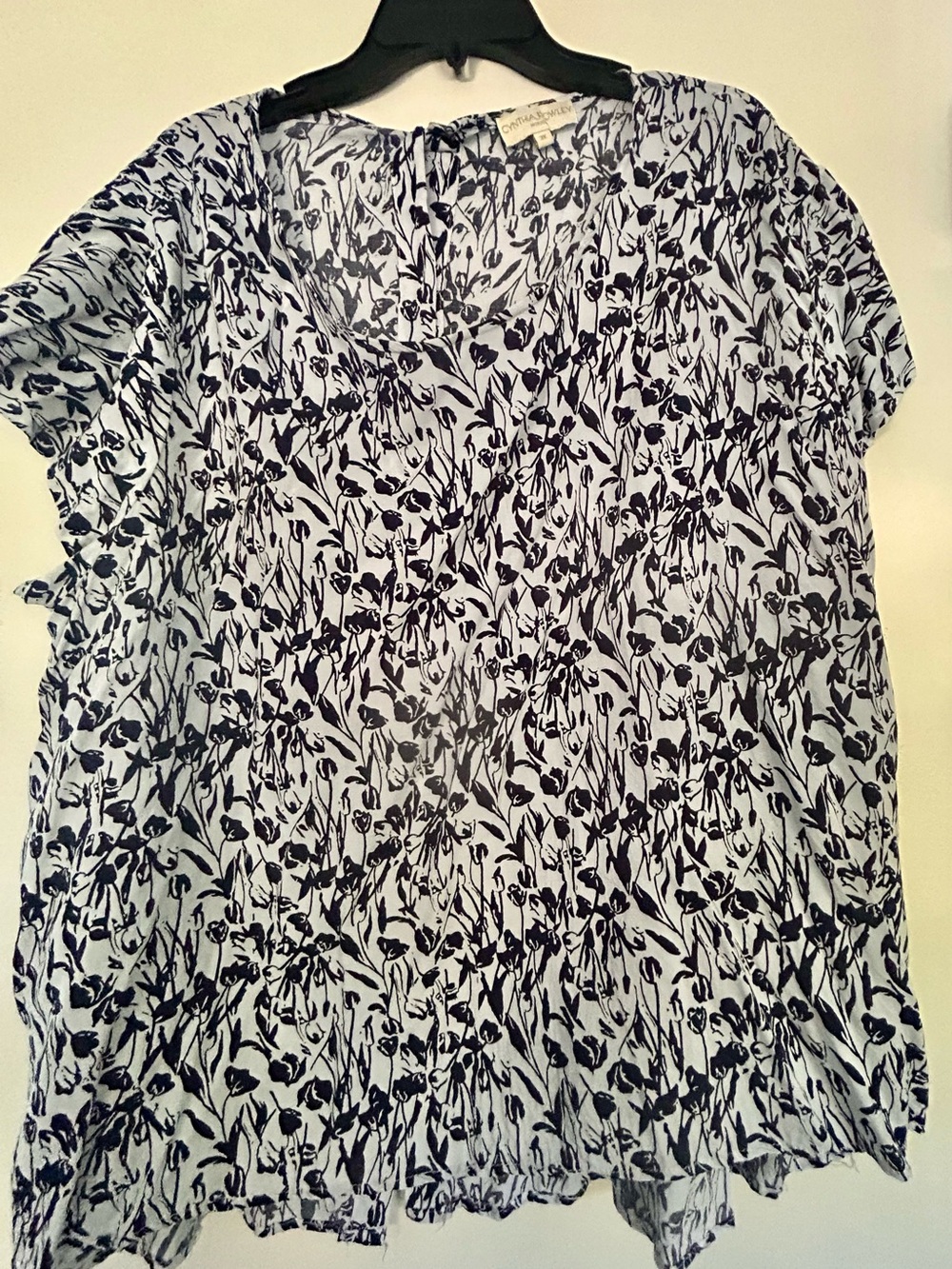 White and Navy Floral V-Neck Blouse Cynthia Rowley 3x
